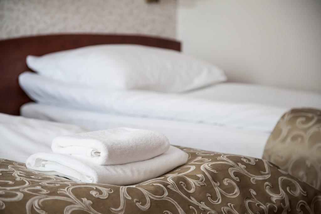 Hotel Stara Gorzelnia Licheń Oda fotoğraf