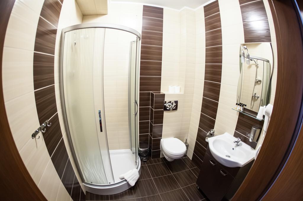 Hotel Stara Gorzelnia Licheń Oda fotoğraf