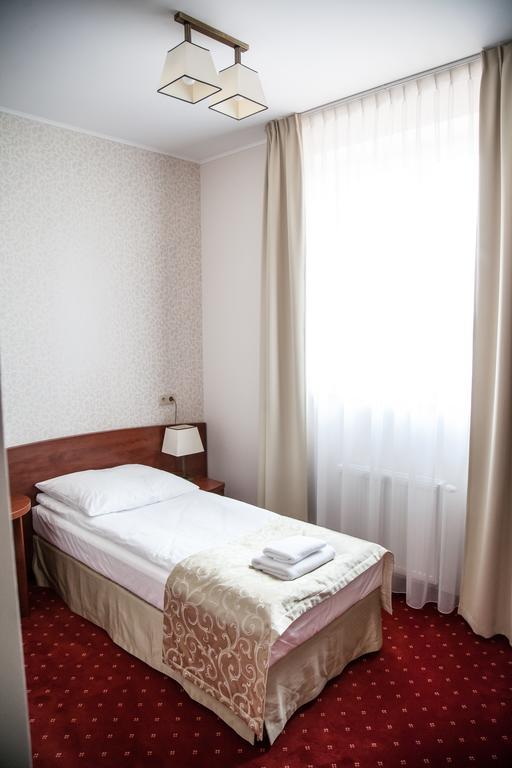 Hotel Stara Gorzelnia Licheń Oda fotoğraf