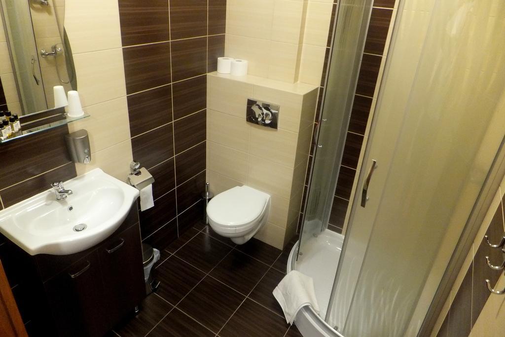 Hotel Stara Gorzelnia Licheń Oda fotoğraf
