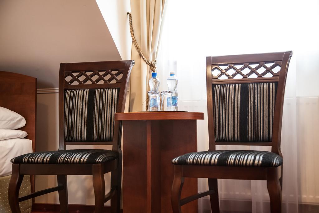 Hotel Stara Gorzelnia Licheń Oda fotoğraf