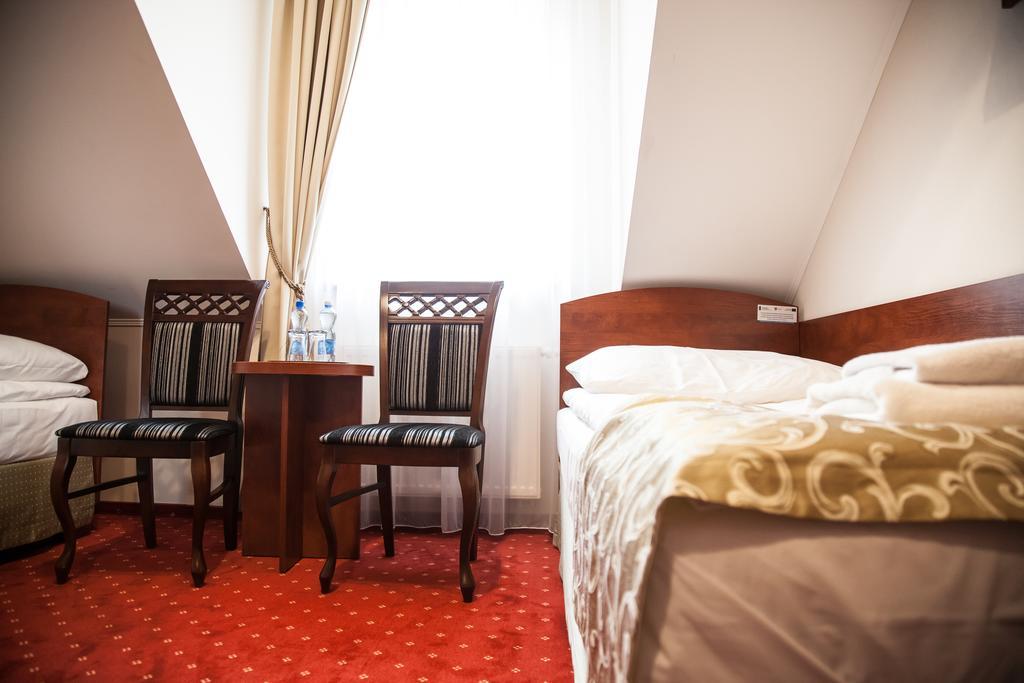 Hotel Stara Gorzelnia Licheń Oda fotoğraf