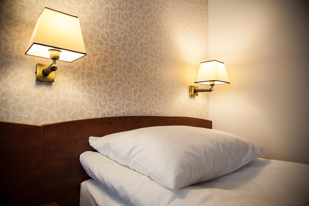 Hotel Stara Gorzelnia Licheń Oda fotoğraf
