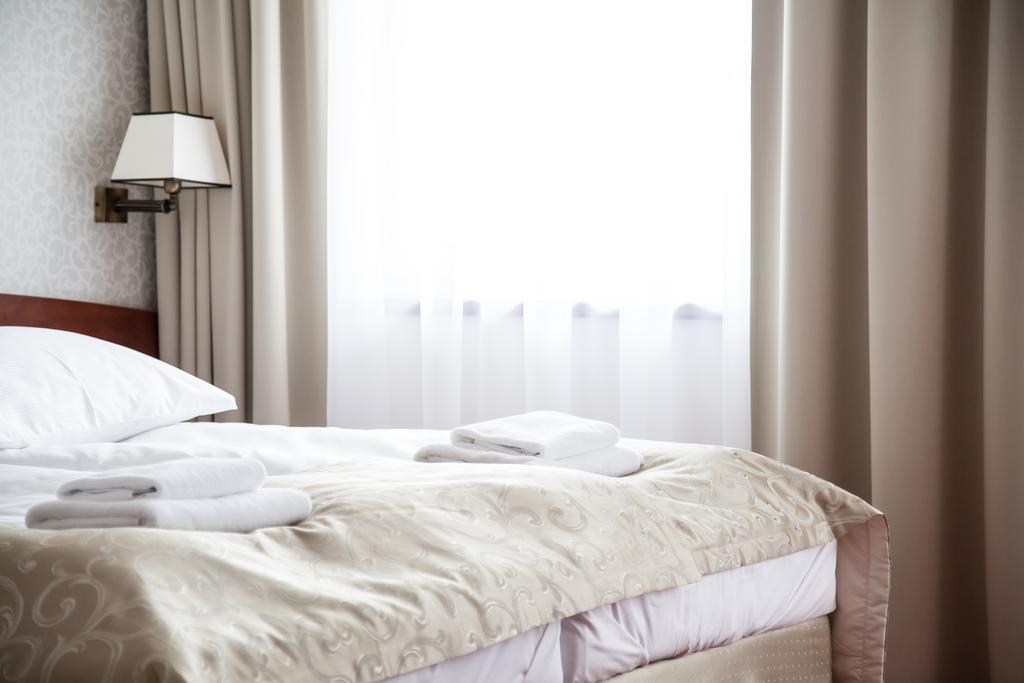 Hotel Stara Gorzelnia Licheń Oda fotoğraf