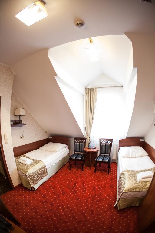 Hotel Stara Gorzelnia Licheń Oda fotoğraf