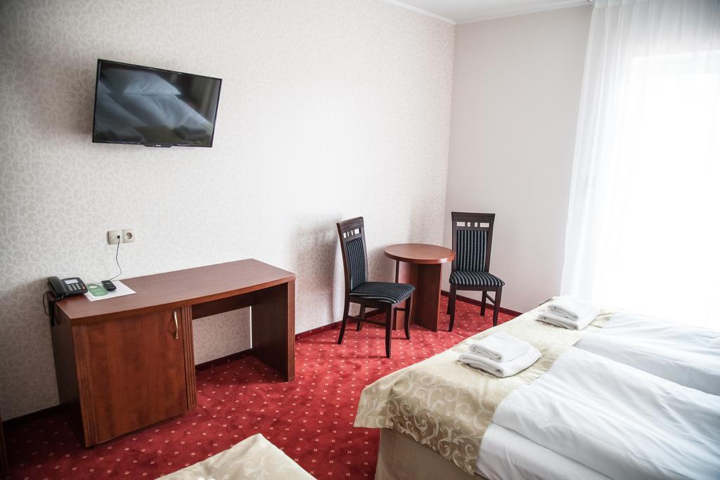 Hotel Stara Gorzelnia Licheń Oda fotoğraf